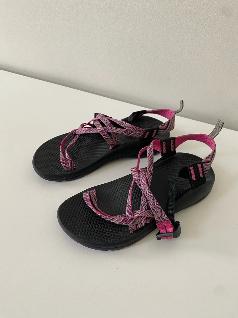 Chaco Kids ZX/2 Classic sandals in a fuchsia purple pattern SZ 5